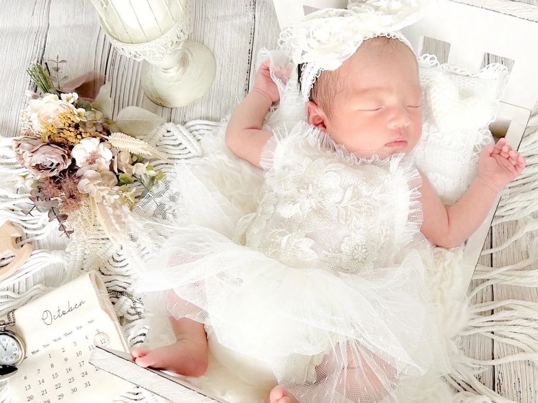 ブランケットにふんわり包まれて眠るニューボーンフォトの赤ちゃん